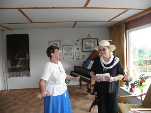 herekagabrielavrnovsknihouvrylejskovvlevomojejesenky.jpg